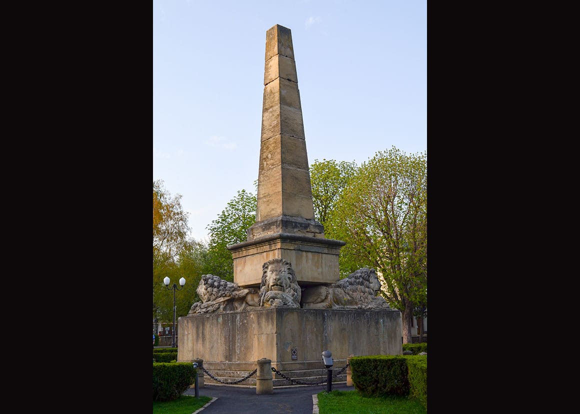  Obelisk with lions 